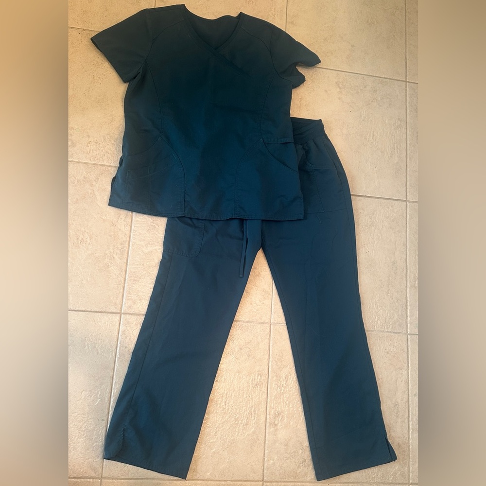 Women’s scrubs set size medium